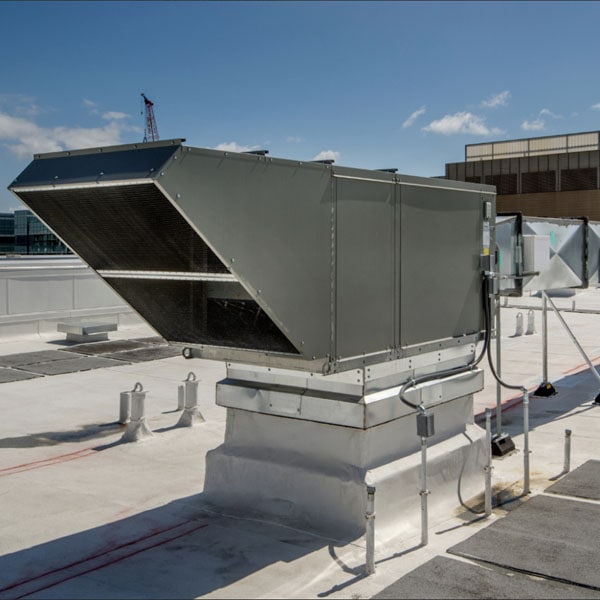 HVAC Guide to Commercial Heat Pumps. Photo of a heating unit installed on the roof of a commercial building.